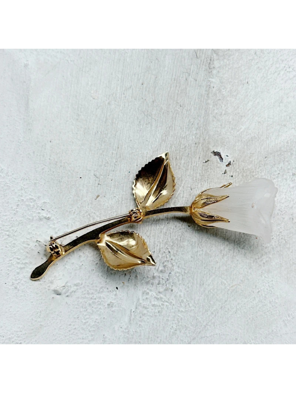 1369mc. Goldtone Rose Brooch Vintage